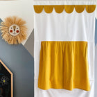 Der KraftKids Puppentheater Kasperletheater Doppelkrepp Gelb Senf inkl. Teleskopstange ist ein handgefertigter senfgelber Vorhang mit Wellenkanten - ideal für Ihr Puppentheater oder Kasperletheater.