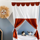 Das KraftKids Puppentheater Kasperletheater Doppelkrepp Rot Herbstrot incl. Teleskopstange zeigt weiße und rote Vorhänge, zwei Stoffpuppen auf der Bühne und eine hellblau-weiß gemusterte Wand im Hintergrund.