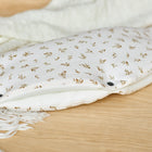 Der KraftKids Kinderwagenmuff Musselin Zweige braun, ein weicher Baumwollsack mit zartem braunen Zweigmuster und Knopfverschluss, wärmt und sieht gut aus - perfekt, um die Hände bei kühlen Spaziergängen im Kinderwagen kühl zu halten.