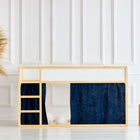 Ein minimalistisches Zimmer mit einem niedrigen Holzbett, KraftKids Hochbettvorhänge Set 2+1 Musselin dunkelblau für Kura Bett, zwei Holzhockern, einer hohen geflochtenen Vase mit Pampasgras und weiß getäfelten Wänden im Hintergrund.