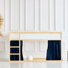 Ein minimalistisches Zimmer mit einem Hochbett aus hellem Holz mit KraftKids Hochbettvorhänge Set 2+1 Musselin dunkelblau für das Kura-Bett, einer Korbvase mit Pampasgras auf der linken Seite, zwei Holzhockern auf der rechten Seite und weiß getäfelten Wänden dahinter.