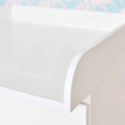 Nahaufnahme des KraftKids Wickelaufsatz weiß, passend für schmale 3er oder 4er Schubladen MALM Kommode, mit geschwungener und gerader Ausführung - ideal als Wickelstation im Babyzimmer vor pastellfarben gemusterter Wand.